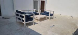 pokój z 2 krzesłami i stołem w domu w obiekcie شاليه مزدانة w Mekce
