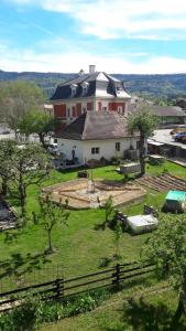 una casa grande con un patio delante en Au soin de la Vie 