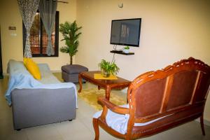 - un salon avec un canapé et une télévision dans l'établissement Dreams House, à Libreville