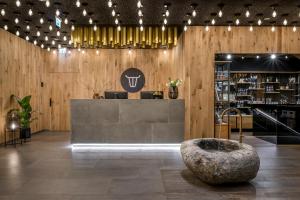 a lobby of a wine store with a bench and a table at WITTMANNs in Neumarkt in der Oberpfalz