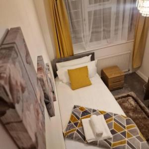 Katil atau katil-katil dalam bilik di 5 Bedroom Luxury Home with Garden in East London