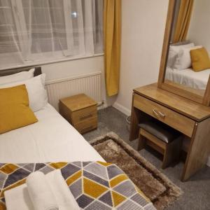 Katil atau katil-katil dalam bilik di 5 Bedroom Luxury Home with Garden in East London