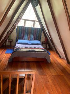 Bett in einem Zimmer in einem Zelt in der Unterkunft The lookout Hideaway cabin in Baños