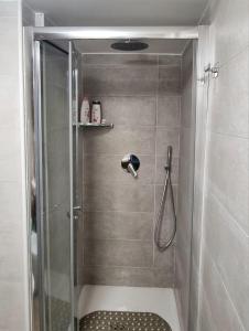 um chuveiro com uma porta de vidro na casa de banho em Casa comoda e centrale in quartiere storico di Napoli em Nápoles