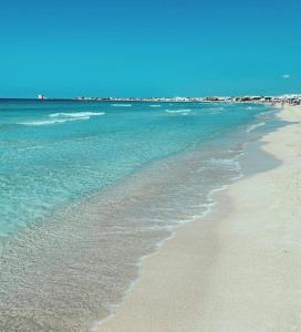 una playa con el océano y el agua azul en Dimora San Biagio, en Veglie