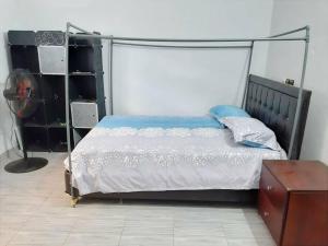 1 dormitorio con 1 cama y ventilador en Villa pour vos vacances à Lomé, en Agouévé
