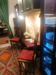 ein Esszimmer mit einem Tisch, Stühlen und Tellern in der Unterkunft Luxury near Castle in Wien