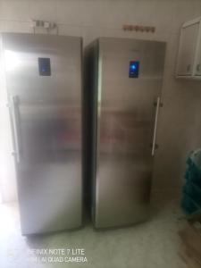 einen Kühlschrank aus Edelstahl in der Küche in der Unterkunft شقق مدن الديكابوليس in Irbid