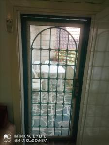 une porte en verre avec une étagère de vaisselle dans l'établissement شقق مدن الديكابوليس, à Irbid