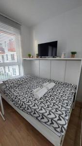 Televízia a/alebo spoločenská miestnosť v ubytovaní Życzliwy Apartament z garażem