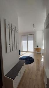 Pokój z kuchnią ze zlewem i lustrem w obiekcie Życzliwy Apartament z garażem w Warszawie