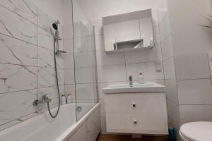 Kúpeľňa v ubytovaní Życzliwy Apartament z garażem
