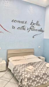 En eller flere senge i et værelse på Guest house re Ferdinando