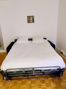 Cama en habitación con colchón blanco en Bel appartement à 9 minutes de Paris, en Bois-Colombes
