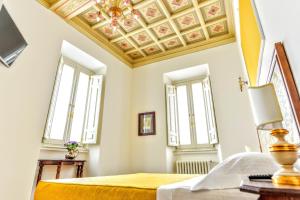 um quarto com um tecto em caixote e uma cama em Arpinelli Relais em Roma