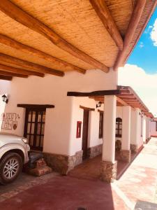 聖卡洛斯的住宿－Refugios del Callejón，停在房子前面的汽车