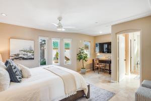 een slaapkamer met een groot wit bed en een bureau bij Massive Dream Beach Home - Dog Friendly, AC, Steps2Sand in San Diego