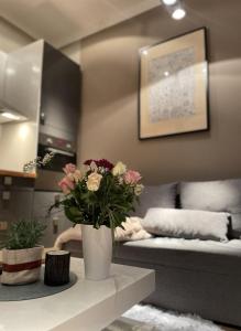 ein Wohnzimmer mit einer Blumenvase auf dem Tisch in der Unterkunft Luxury beautiful spacious apartment in perfect location in Prag