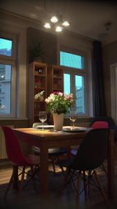 una mesa con dos copas de vino y una maceta en Luxury beautiful spacious apartment in perfect location en Praga