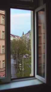 ein Fenster mit Blick auf eine Straße und Gebäude in der Unterkunft Luxury beautiful spacious apartment in perfect location in Prag