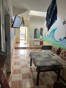 阿加迪爾的住宿－Ocean Jam Surf House，客厅配有沙发和桌子