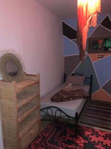 niewielka sypialnia z łóżkiem i komodą w obiekcie Ocean Jam Surf House w mieście Agadir
