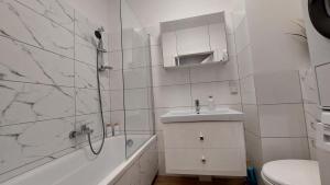 Kúpeľňa v ubytovaní Życzliwy Apartament z garażem