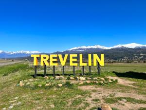a yellow freeway sign in the middle of a field at Buena Vista Trevelin II in Trevelín