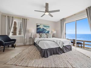 um quarto com uma cama e vista para o oceano em Oceanfront Paradise - Spa, Pet-Friendly, Fast Wifi, Parking & Dream Views em San Diego