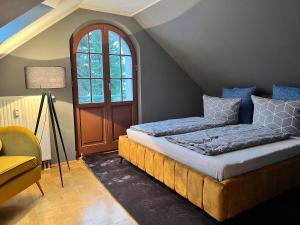 a room with a bed and a lamp and a window at Villa am Grossen Garten in Dresden