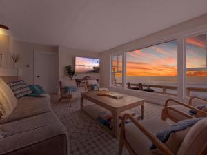 uma sala de estar com vista para o oceano em Oceanfront Paradise - Spa, Pet-Friendly, Fast Wifi, Parking & Dream Views em San Diego