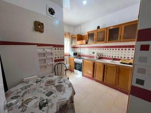 eine kleine Küche mit einem Tisch in einem Zimmer in der Unterkunft JARDIN Apartments in El Aouina