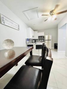 cocina con mesa de comedor y sillas en Grey Novo Studio + free-parking&wifi en Tampa