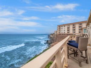 een balkon met uitzicht op de oceaan bij Oceanfront Paradise - Spa, Pet-Friendly, Fast Wifi, Parking & Dream Views in San Diego