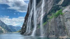una cascata sul fianco di una montagna di Pepsitoppen Villa a Tau