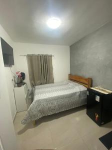 1 dormitorio con 1 cama y TV en Hospedagens Alex, en Paraty