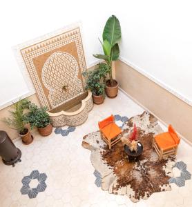 une chambre avec des plantes en pot au sol dans l'établissement Riad21, à Marrakech