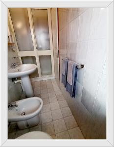 een badkamer met een wastafel en een toilet bij HOTEL RISTORANTE DELLE VALLI in Germagnano