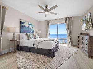 una camera con letto e vista sull'oceano di Stunning Oceanfront Villa - Massive Patio, Hot Tub, Parking, Pet Friendly & Views! a San Diego
