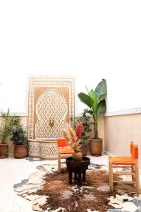 - un salon avec deux chaises et une table dans l'établissement Riad21, à Marrakech