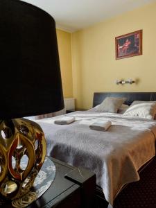 ビャウカにあるSarenkaのベッドルーム1室(ベッド1台、ランプ付きテーブル付)