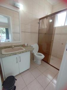 La salle de bains est pourvue de toilettes, d'un lavabo et d'une douche. dans l'établissement Cobertura 302 vista mar Canasvieiras, à Florianópolis