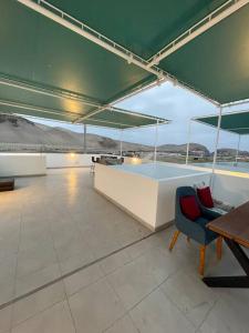 Zimmer mit einem Tisch und einem Stuhl auf einem Boot in der Unterkunft Alojamiento en Chilca - Puerto Viejo in Salinas