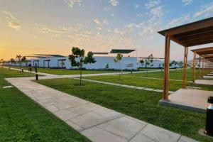ein Park mit einem Gebäude in der Ferne mit Gras in der Unterkunft Alojamiento en Chilca - Puerto Viejo in Salinas
