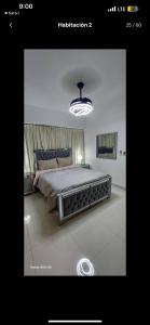 un letto a baldacchino di una camera con un grande letto di Torre jeshua a Santo Domingo