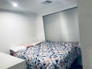 Кровать или кровати в номере Spectacular 3 Bedroom, 2 Bathroom Home.