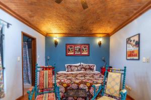 ein Schlafzimmer mit einem Bett und einer Holzdecke in der Unterkunft San Miguel Actor's Studios in San Miguel de Allende