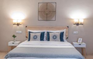 1 dormitorio con 1 cama grande con almohadas azules en Apartamento céntrico Rincón de Ensueño parking gratis, en Jaén