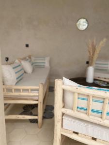 een slaapkamer met een bed en een tafel en een klok bij Riad21 in Marrakesh