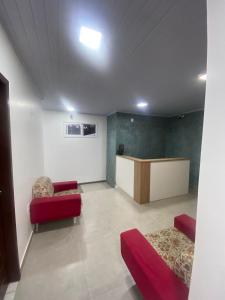 um quarto com duas cadeiras e uma secretária em Pousada Route 58 em Gravataí